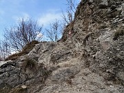 54 Sentiero roccioso e ghiaioso per salire alla Filaressa
